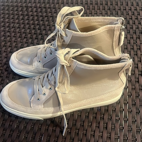 Nine West high top sneaker size 9M - Picture 4 of 10